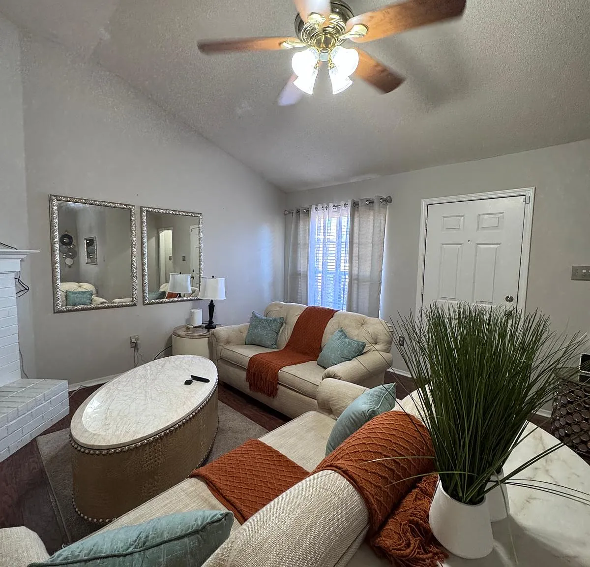 2 bed, 1250 sqft, $3,995 — Photo 1