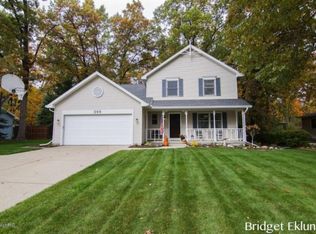 209 Glen Eagle Dr NE, Rockford, MI 49341