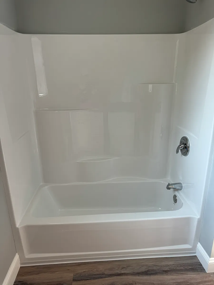 bathtub in full bath - 610 2nd St #1