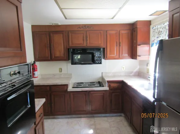 160 N Pelham Ln #B, Monroe Township, NJ 08831