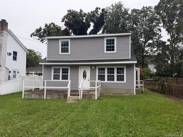 8 Robinson Drive, Shirley, NY 11967