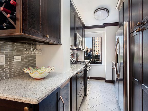 3rd image of 10 E End Ave #11FG