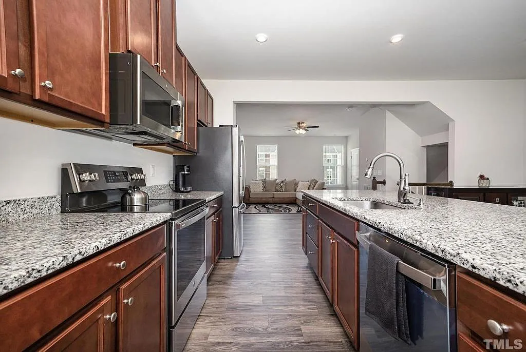 3 bed, 2.5 bath, 1846 sqft, $1,975 — Photo 3