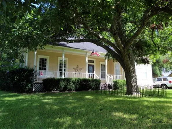 315 Cedar St, Wallis, TX 77485