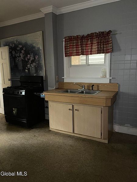 4th image of 372 1st Street