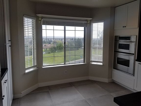 The kitchen is complemented by east-facing windows so you can enjoy the sunrise with your monring coffee~