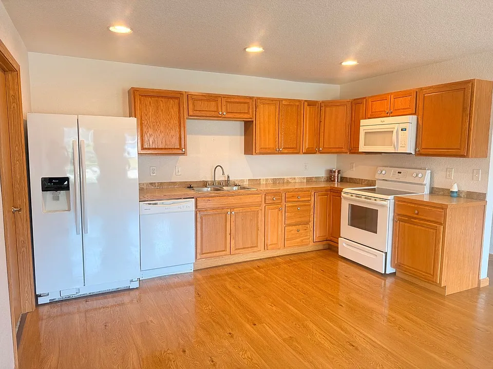1305 Country Club Dr