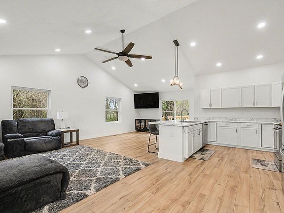 4th image of 29542 Priest St