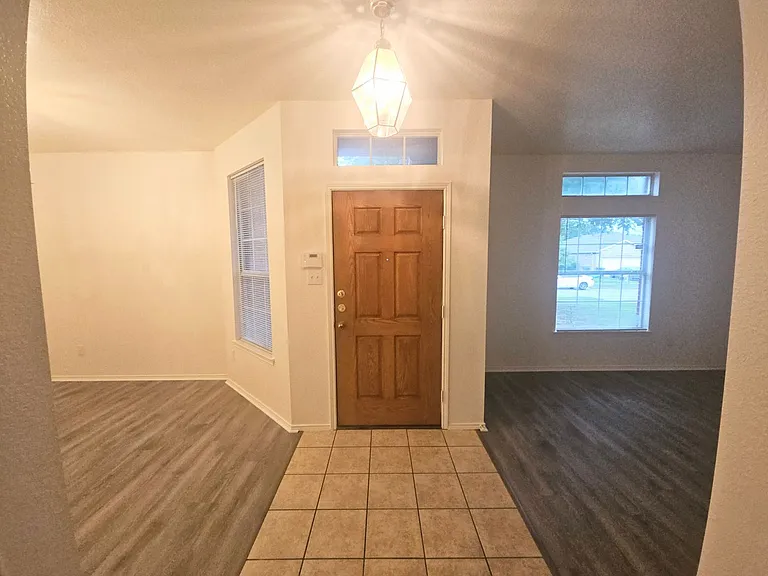 816 Dunkirk Ln — Photo 2