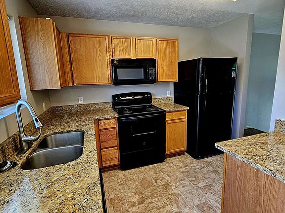 5th image of 15813 Cottonwood Ave