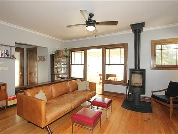 2nd image of 828 N Taylor Ave