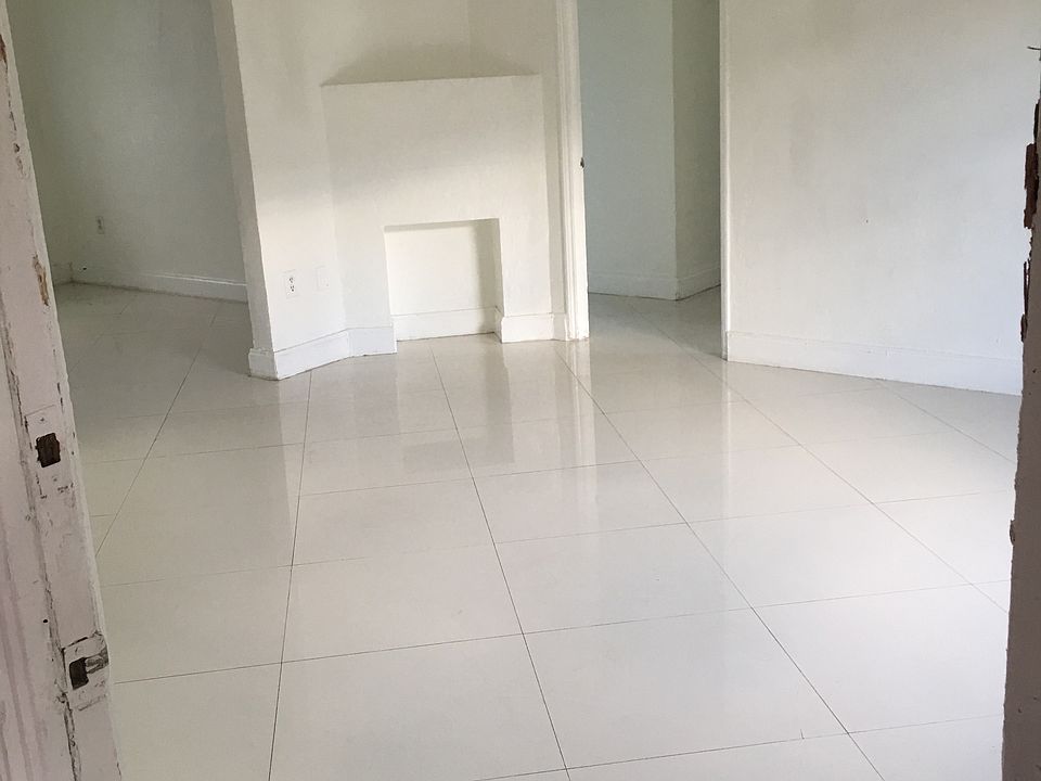 1st image of 1945 Bay Dr APT 1
