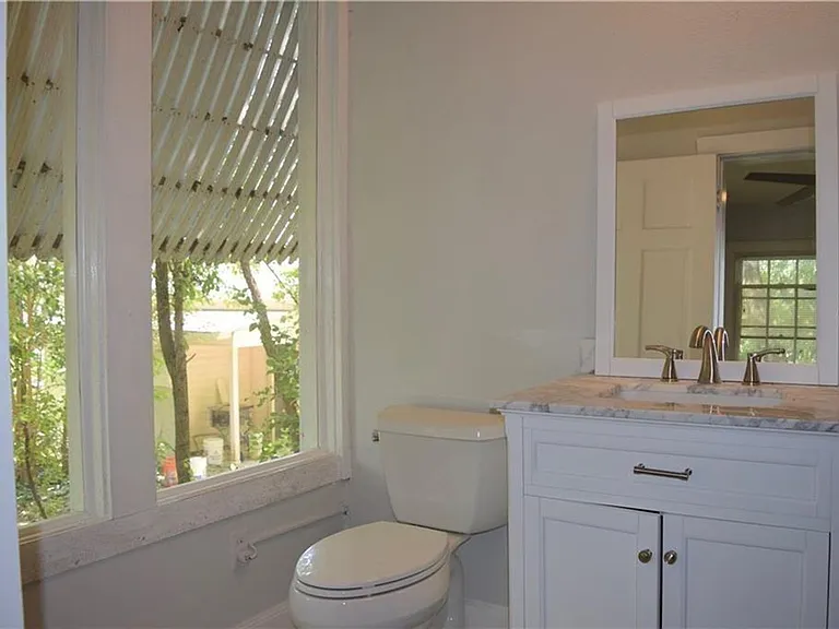 1101 W 22nd St — Photo 14