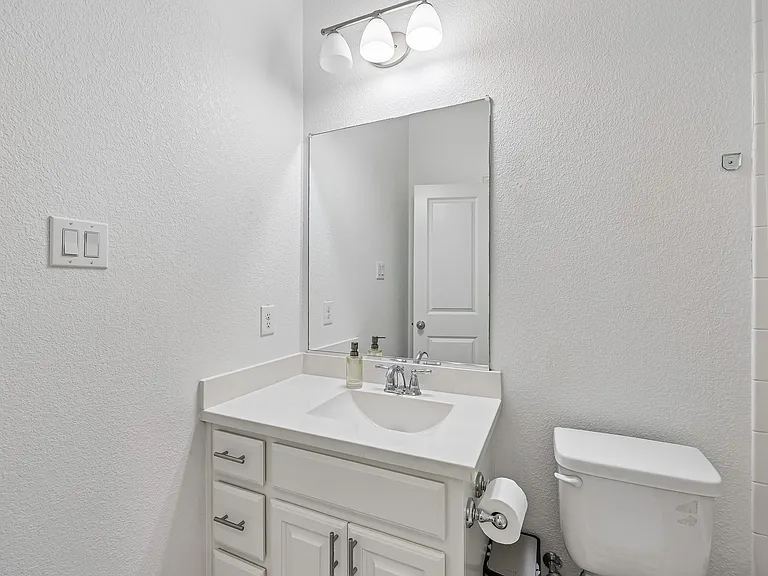 808 Parkland Dr — Photo 25
