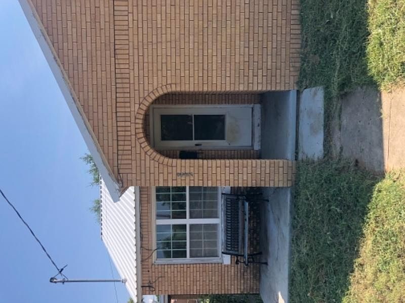 1st image of 832 Austin St