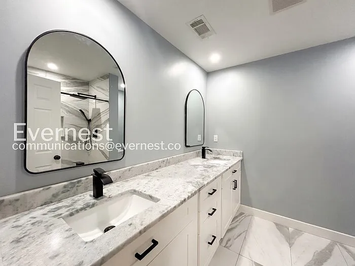 1621 Locust St — Photo 7