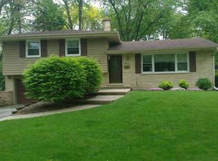 120 Elmwood Dr, Naperville, IL