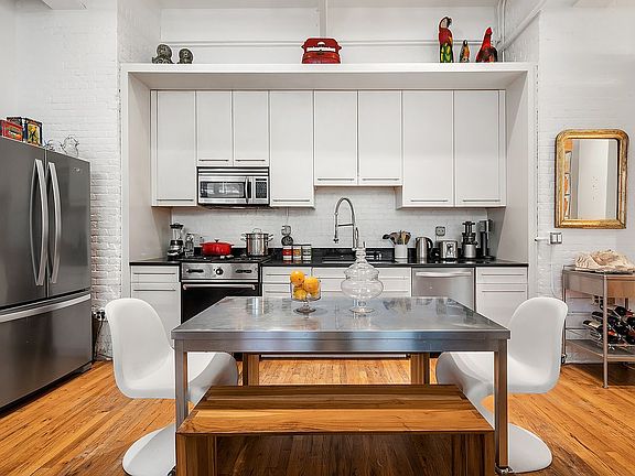 4th image of 135 Hudson St #1R