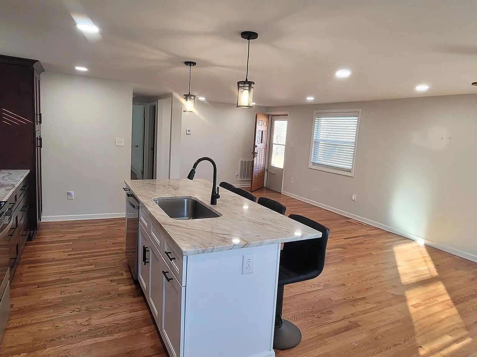 2 bed, 896 sqft, $1,525 — Photo 3