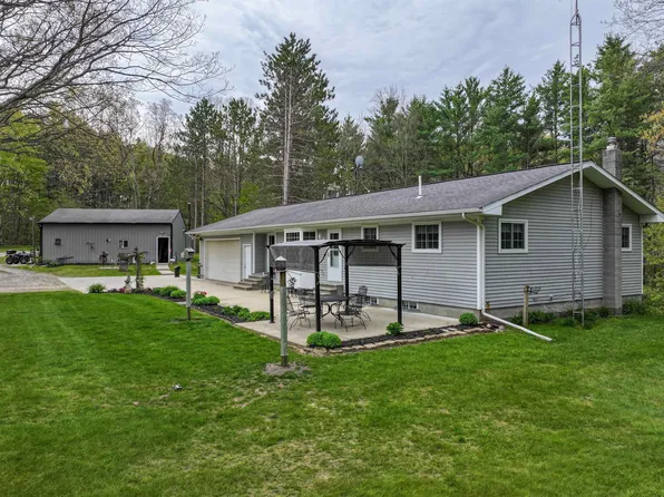 3393 Pine Bluff Ct, Columbiaville, MI 48421