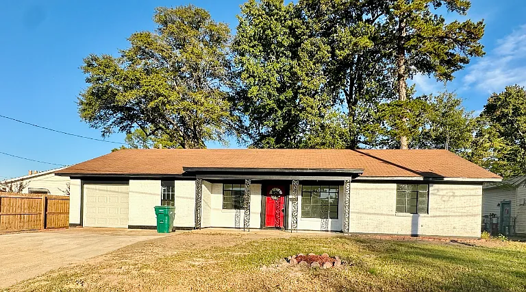 4224 Main St — Photo 1