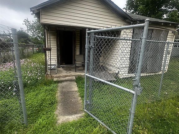 2nd image of 2124 Staples St