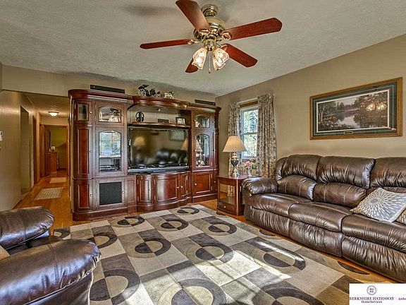 4th image of 9843 Louis Dr