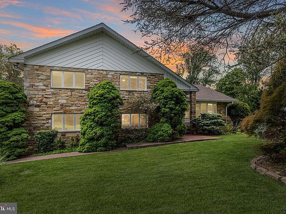 5th image of 827 Wright Dr