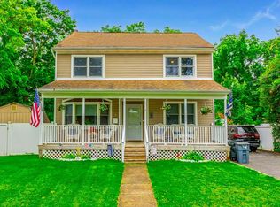 8 Division Ave, East Islip, NY 11730