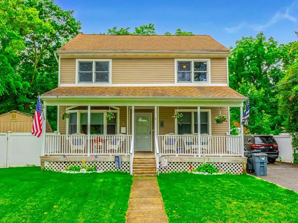 8 Division Avenue, East Islip, NY 11730