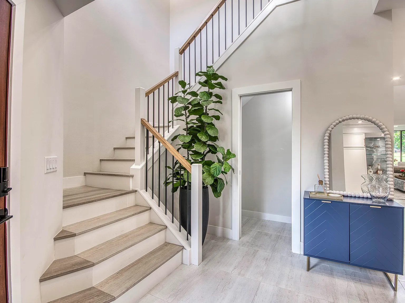 3 bed, 3.5 bath, 1909 sqft, $12,500 — Photo 3