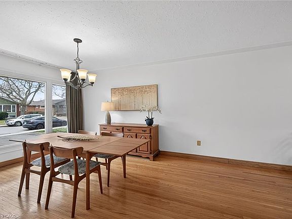 4th image of 19 Burfield Ave