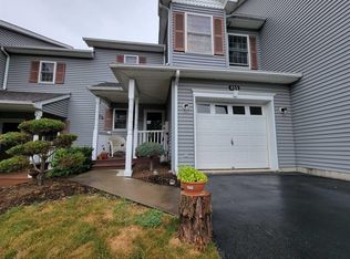 255 Pinebrook Dr, Hyde Park, NY 12538