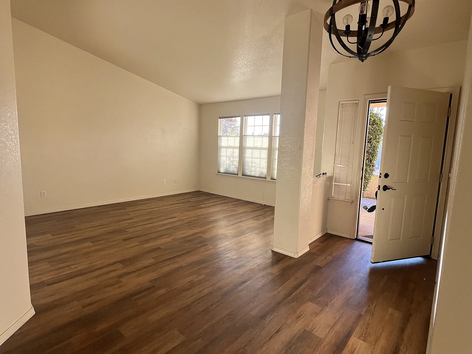 4 bed, 1979 sqft, $3,700 — Photo 2