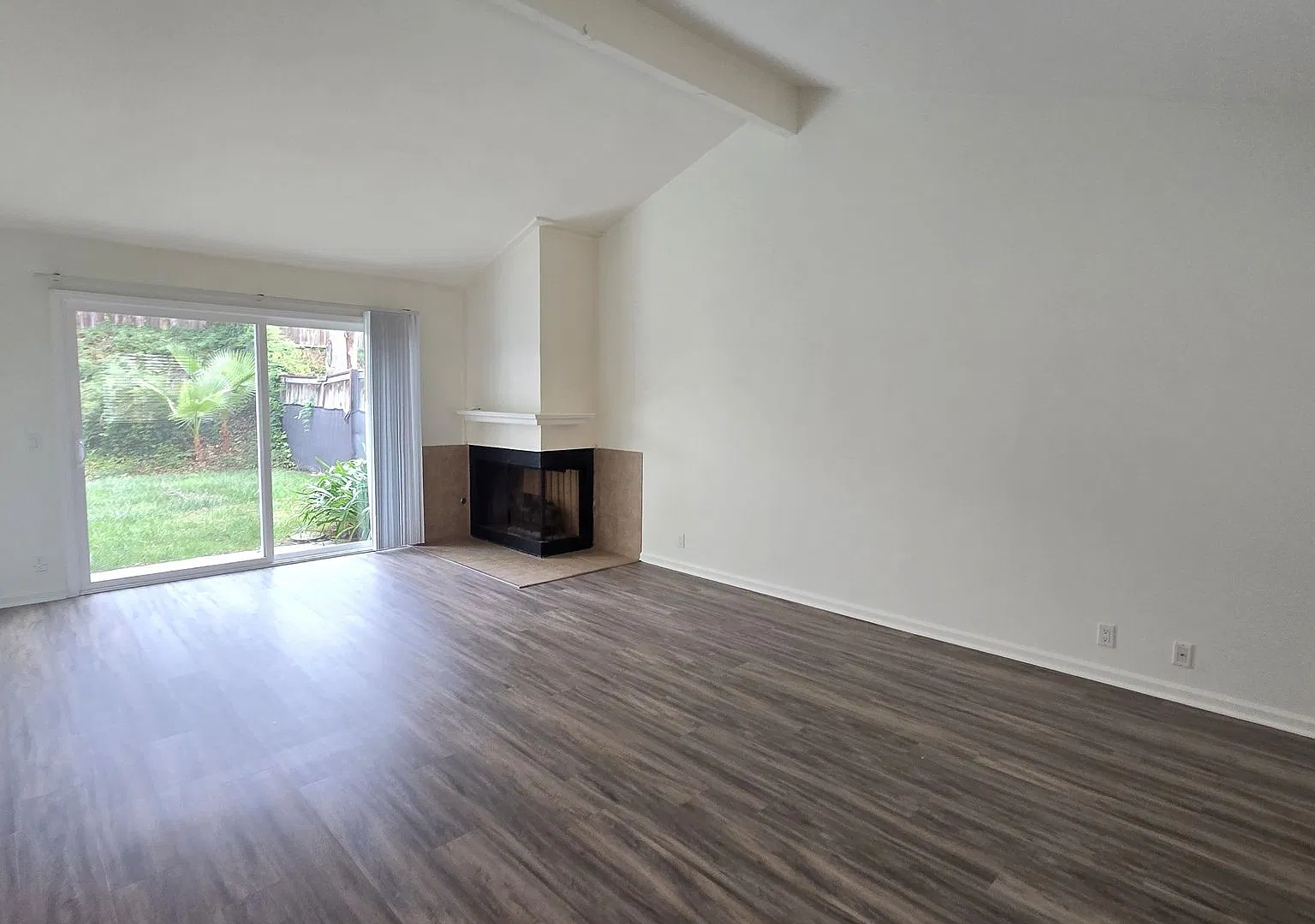 Spacious, 3BD/2.5BA Duplex with Large Fenced Yard: Close to Schools, Golf, Town! — Photo 4