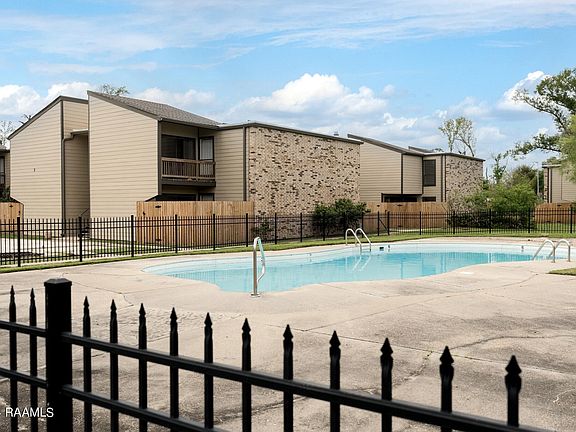 3rd image of 1020 W McNeese St #10