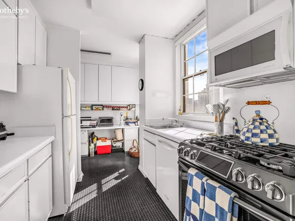 500 East 83rd Street image 3 of 9