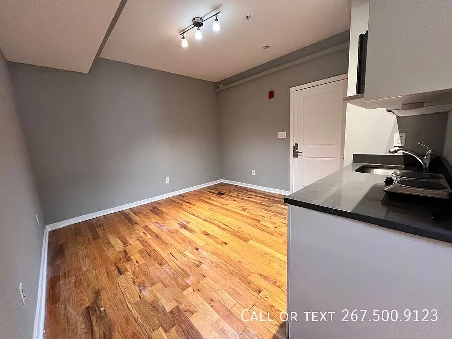 Cozy studio close to school. January, 2027 FREE! — Photo 3