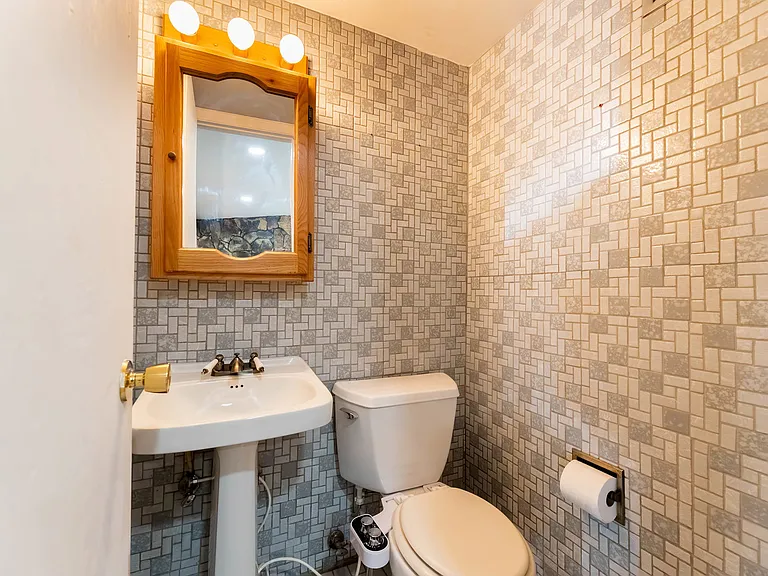 361 Lyons Dr — Photo 16