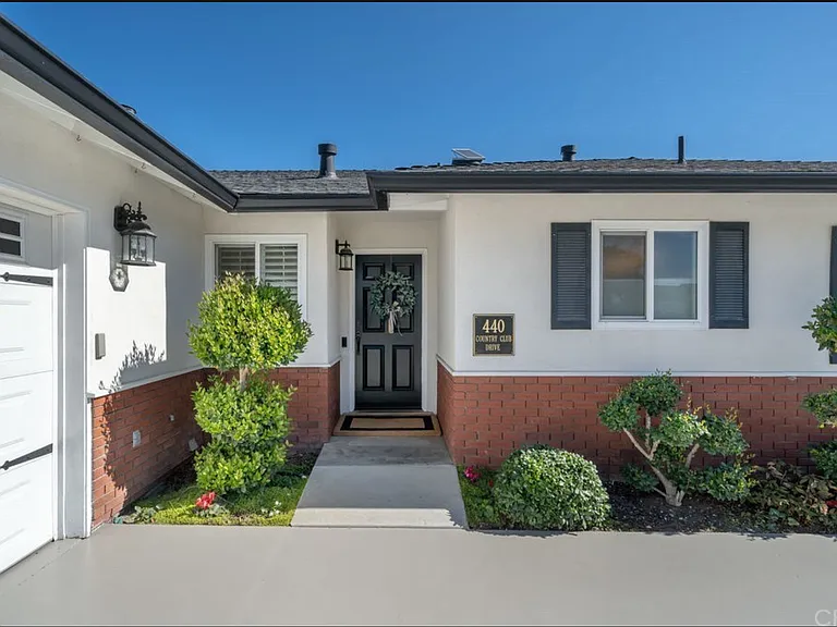440 Country Club Dr — Photo 2