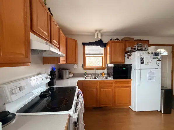 18 Maple St #B, Essex Junction, VT 05452