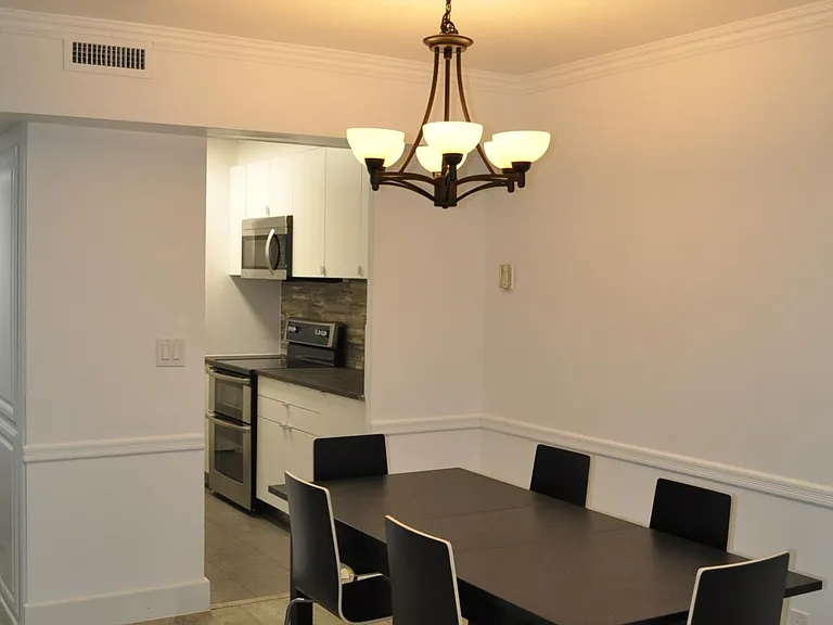 540 Kelton Ave — Photo 9