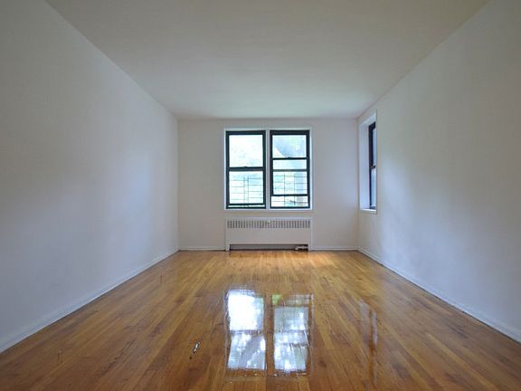 River Hill Gardens - Living Room - M85-02B