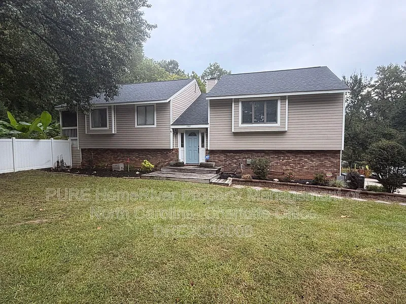 4 bed, 3.0 bath, 1449 sqft, $2,400 — Photo 3