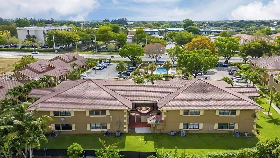 Coral Springs Estate Town — Photo 1