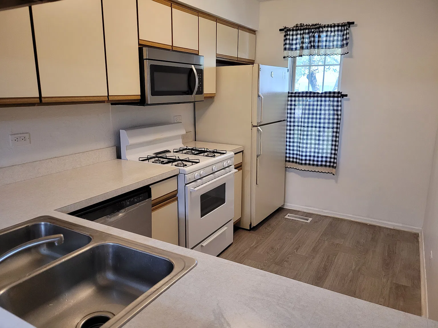 2 bed, 1.5 bath, 1126 sqft, $1,923 — Photo 4