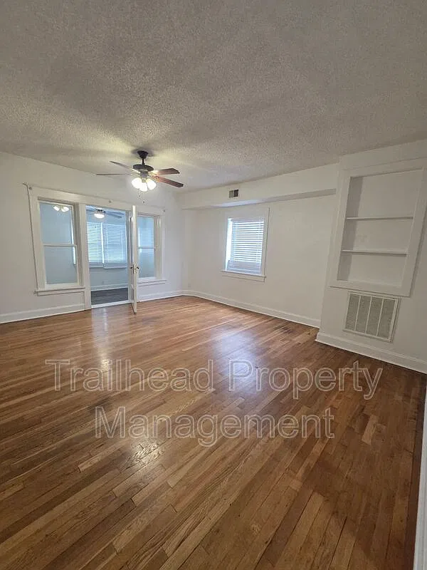 1 bed, 1.0 bath, 900 sqft, $1,142 — Photo 2