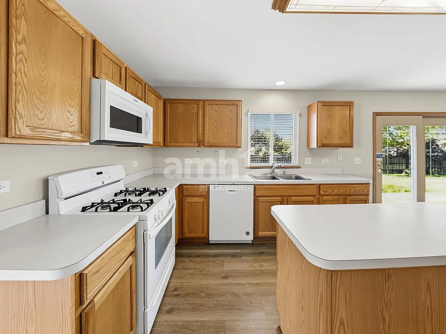 4 bed, 2.5 bath, 2528 sqft, $3,470 — Photo 3