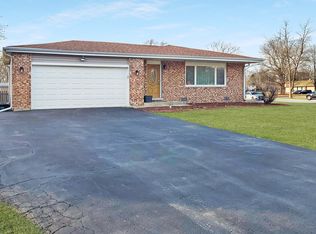 5S480 Campbell Dr, Naperville, IL 60563
