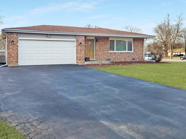 5S480 Campbell Dr, Naperville, IL 60563